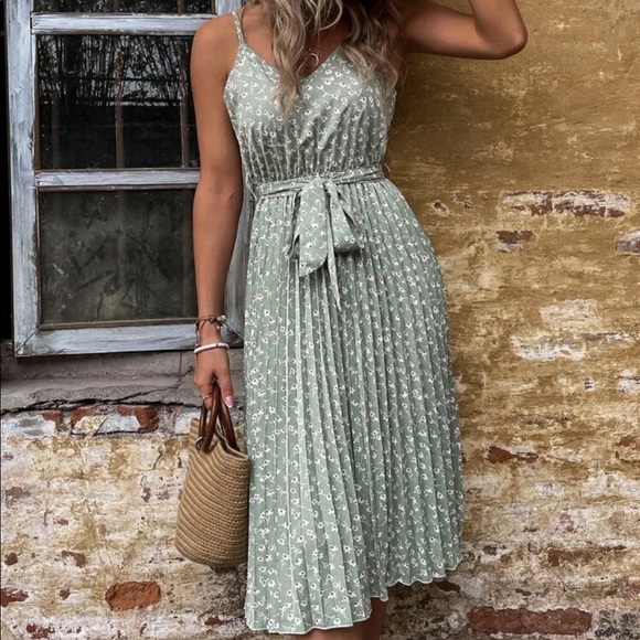 Boho green dot pleated belted cami dress - Picture 2 of 7
